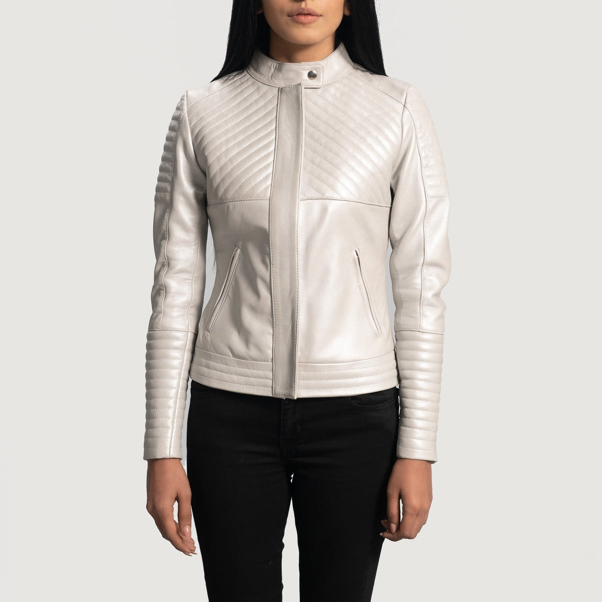 
Ice Maiden Silver Acolchado Chaqueta Biker de Cuero para Mujer in Silver Sheepskin Leather - Vista frontal y silueta entallada | Comprar online