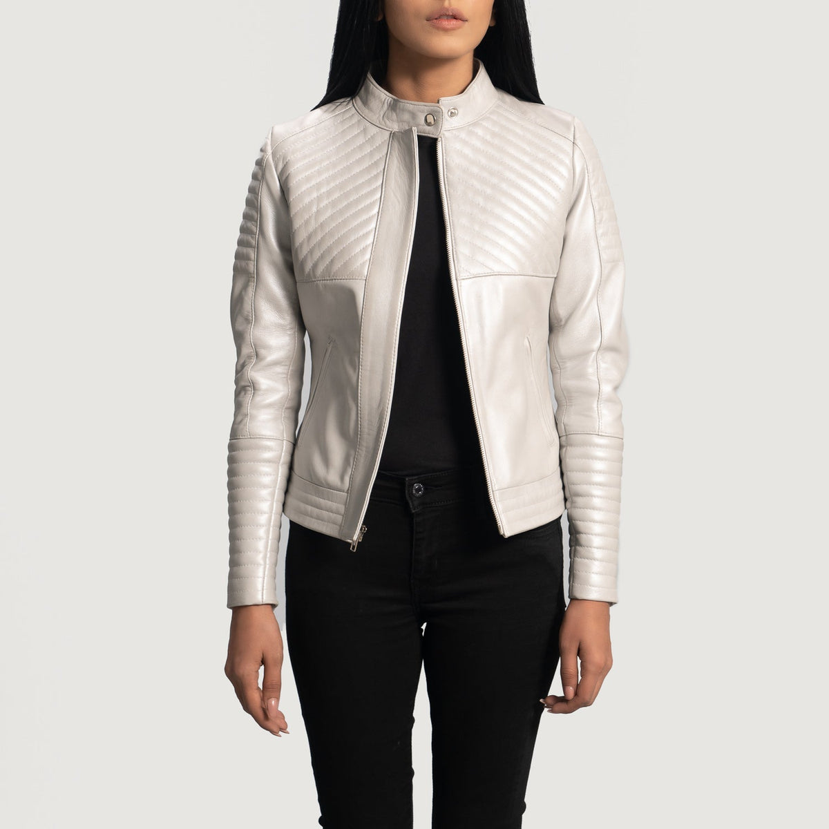 Orient Grain Acolchado Negro Chaqueta Biker de Cuero para Mujer - Vista lateral mostrando el corte ergonómico de mangas