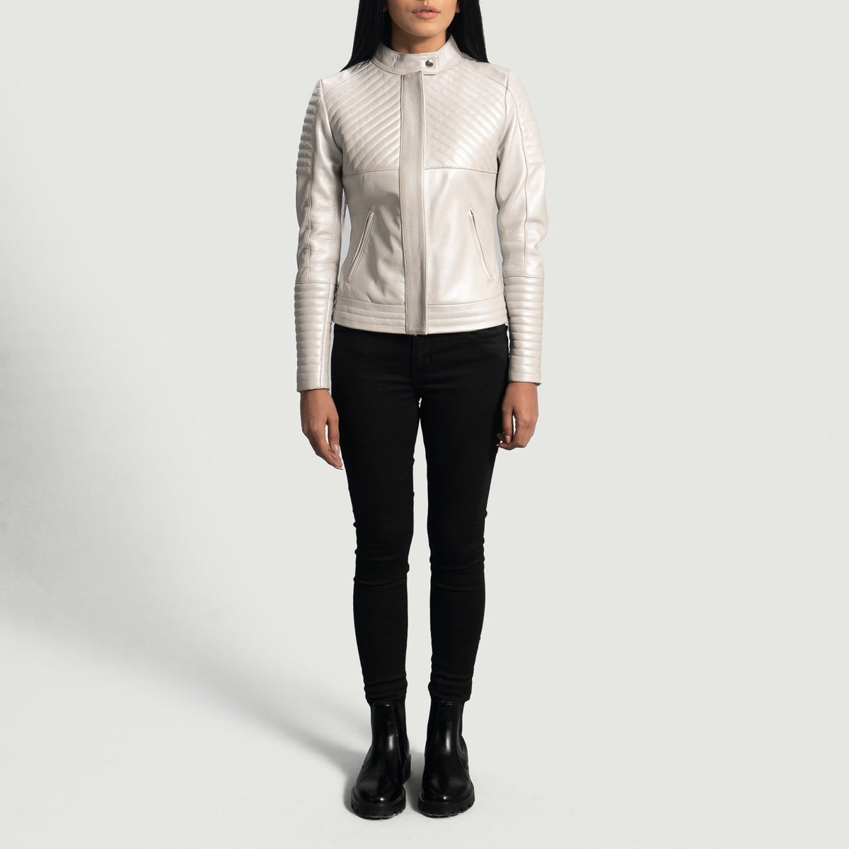 Primer plano del cuello con broche a presión y cremalleras de Ice Maiden Silver Quilted Leather Biker Jacket