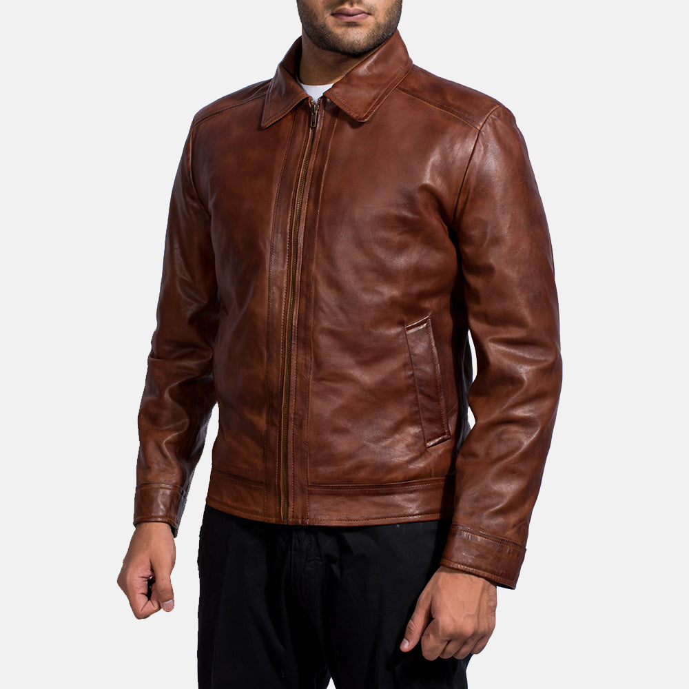 Styled Fit Perspective of Men's Inferno Marrón Chaqueta de Cuero para Hombre on Model - Natural Daylight Drape