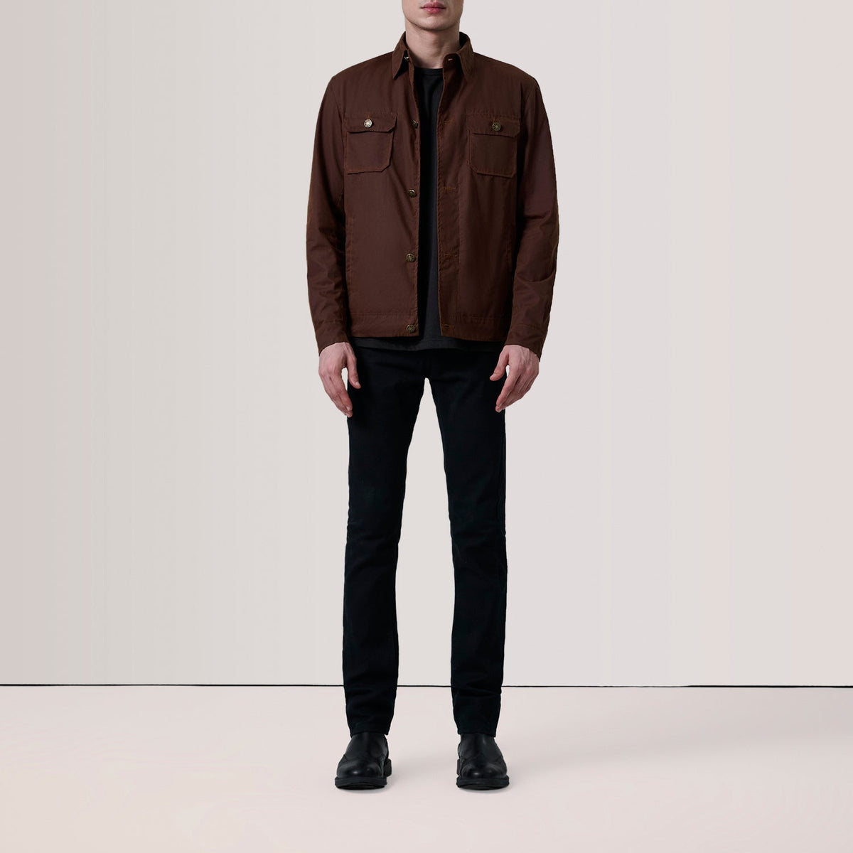 
Brown Waxed Cotton Canvas Leather Jacket - Vista posterior con hombros definidos y bajo impecable