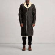 Kolby Tumbled Brown Shearling Long Coat - Vista de perfil lateral con corte ergonómico de manga