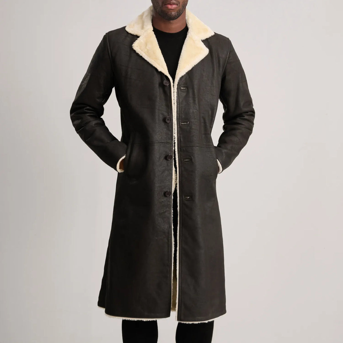 Detalle de cerca of Notch &amp; Button Hardware on Kolby Tumbled Brown Shearling Long Coat