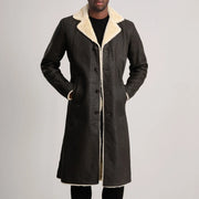 Detalle de cerca of Notch &amp; Button Hardware on Kolby Tumbled Brown Shearling Long Coat