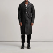 
Kolby Distressed Black Shearling Long Coat - Vista lateral mostrando el corte ergonómico de mangas