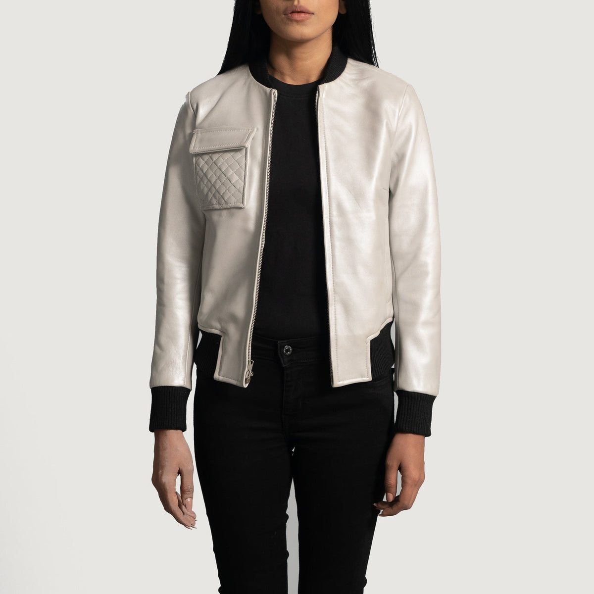 
Lana Silver Chaqueta Bomber de Cuero para Mujer in Silver Sheepskin Leather - Vista frontal y silueta entallada | Comprar online