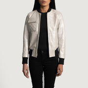 
Lana Silver Chaqueta Bomber de Cuero para Mujer in Silver Sheepskin Leather - Vista frontal y silueta entallada | Comprar online