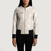 
Silver Sheepskin Leather Bomber Jacket - Vista posterior con hombros definidos y bajo impecable