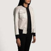 
Lana Silver Chaqueta Bomber de Cuero para Mujer - Vista lateral mostrando el corte ergonómico de mangas