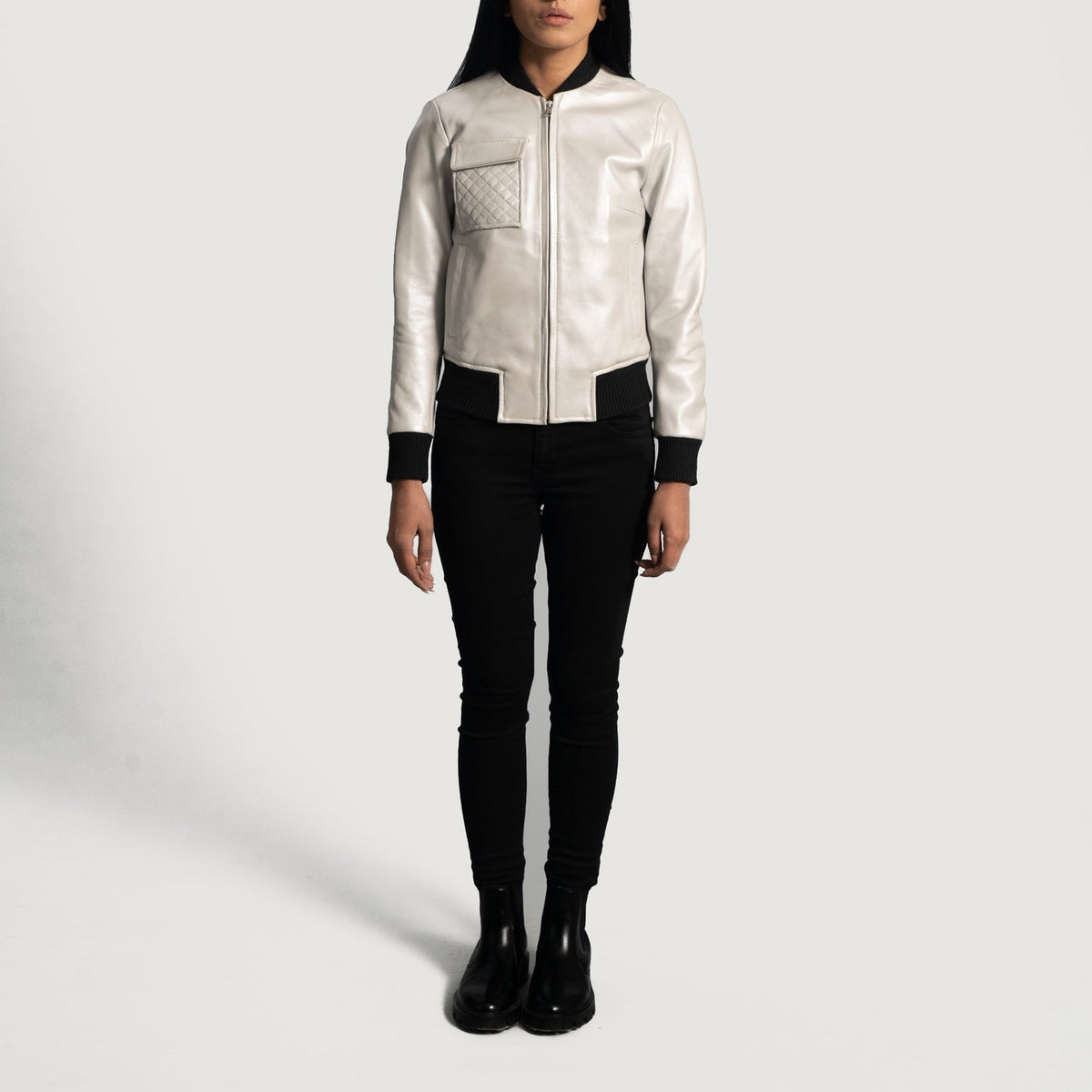 
Vista de detalle of Varsity & Zipper Hardware on Lana Silver Chaqueta Bomber de Cuero para Mujer