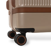 Large Suitcase Zuna para Mujer - Vista de perfil lateral con corte ergonómico de manga