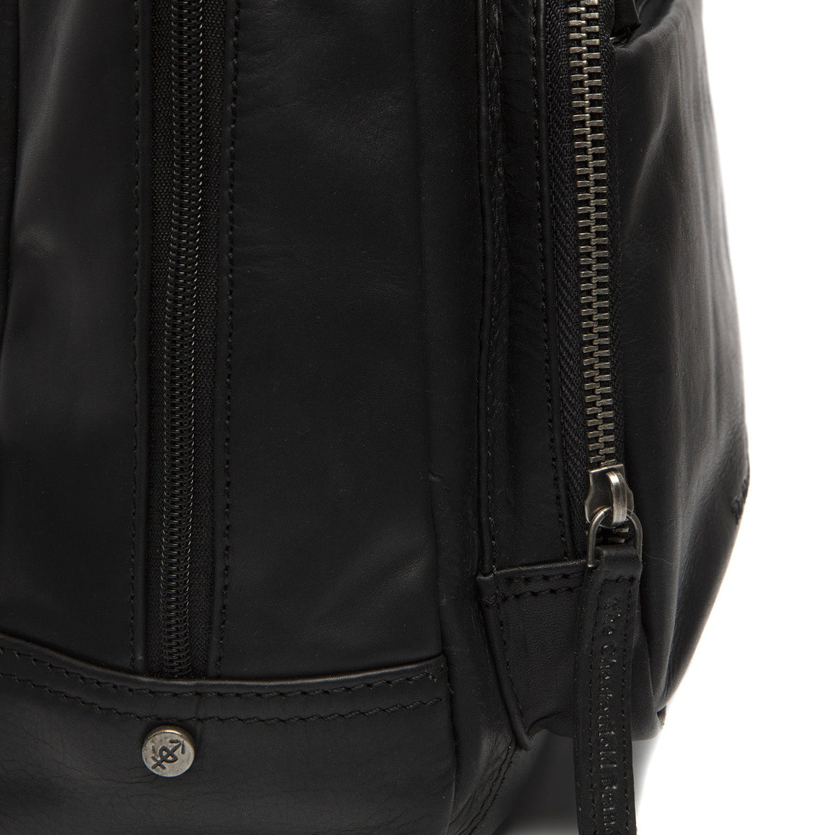 
Santana Cuero Flor Integral Backpack - Perfil lateral estructurado con profundidad de fuelle