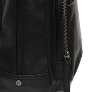 
Santana Cuero Flor Integral Backpack - Perfil lateral estructurado con profundidad de fuelle