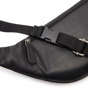 
Solid Antique Brass Hardware & Heavy-Duty Dual Zipper Detail on Vernio Riñonera de cuero flor