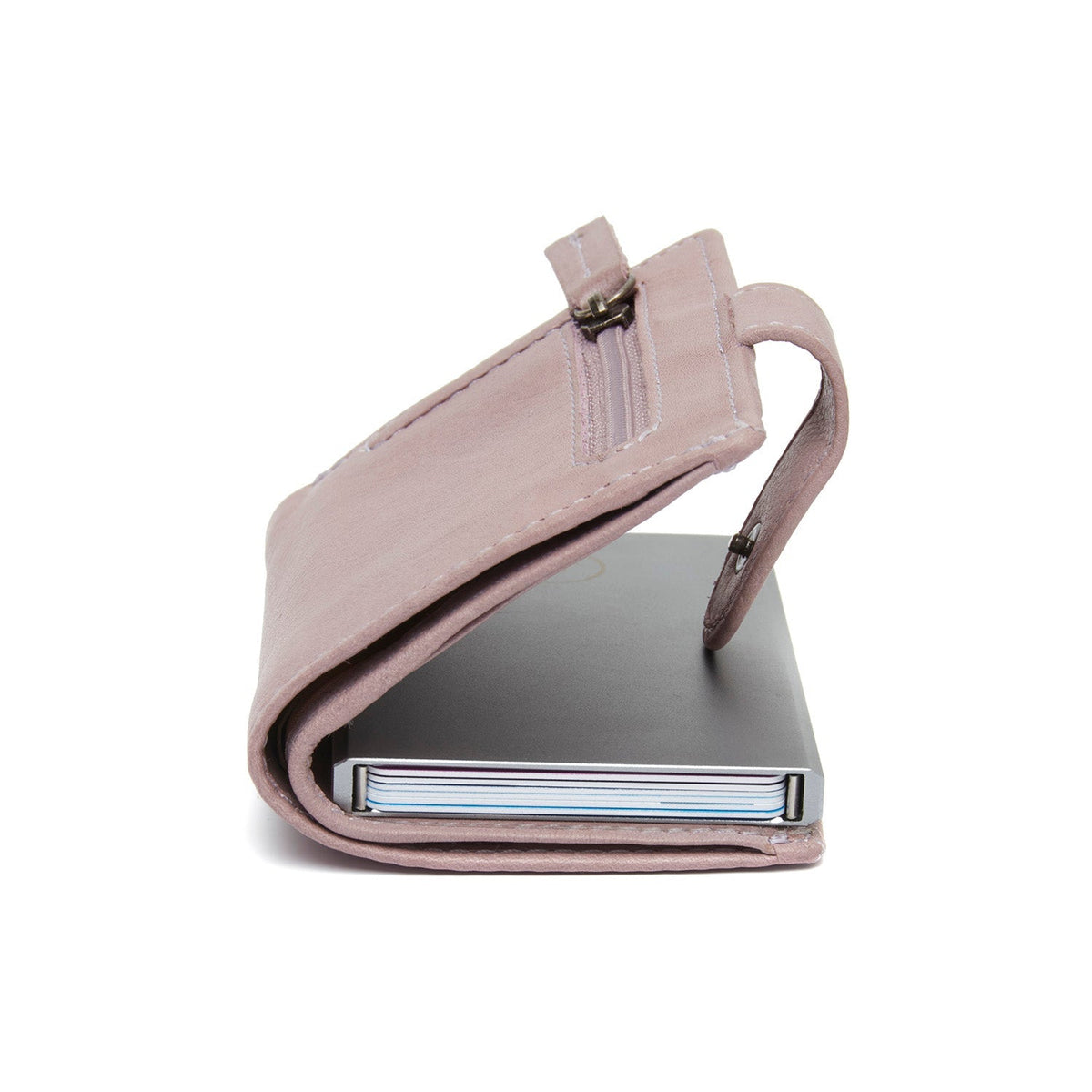 
Solid Antique Brass Hardware & Heavy-Duty Dual Zipper Detail on Kaunas Cuero Flor Integral Tarjetero