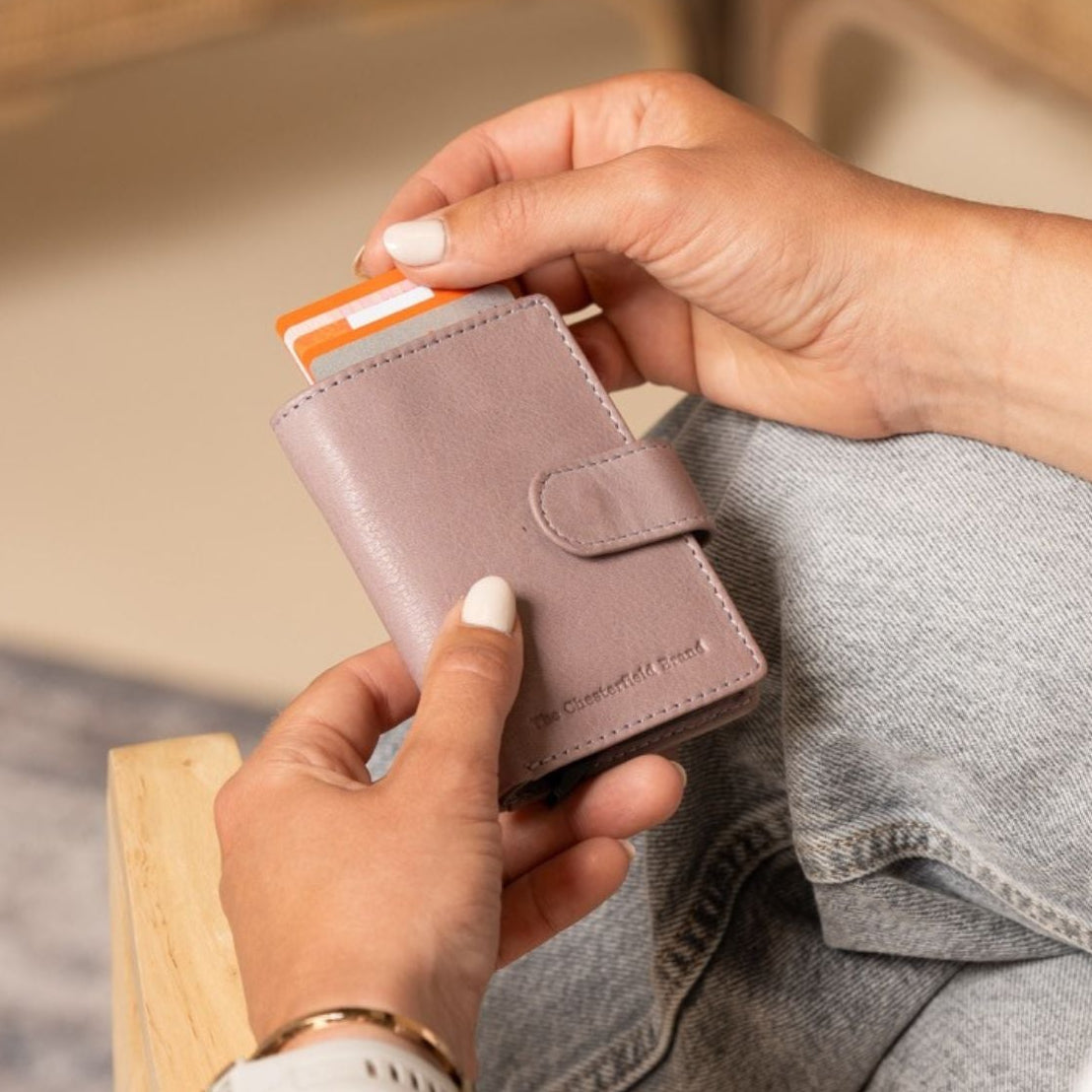 
Classic 100% Full-Grain Leather Card Holder - Perspectiva trasera con correas de cuero reforzadas