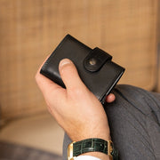 
Classic 100% Full-Grain Leather Card Holder - Perspectiva trasera con correas de cuero reforzadas
