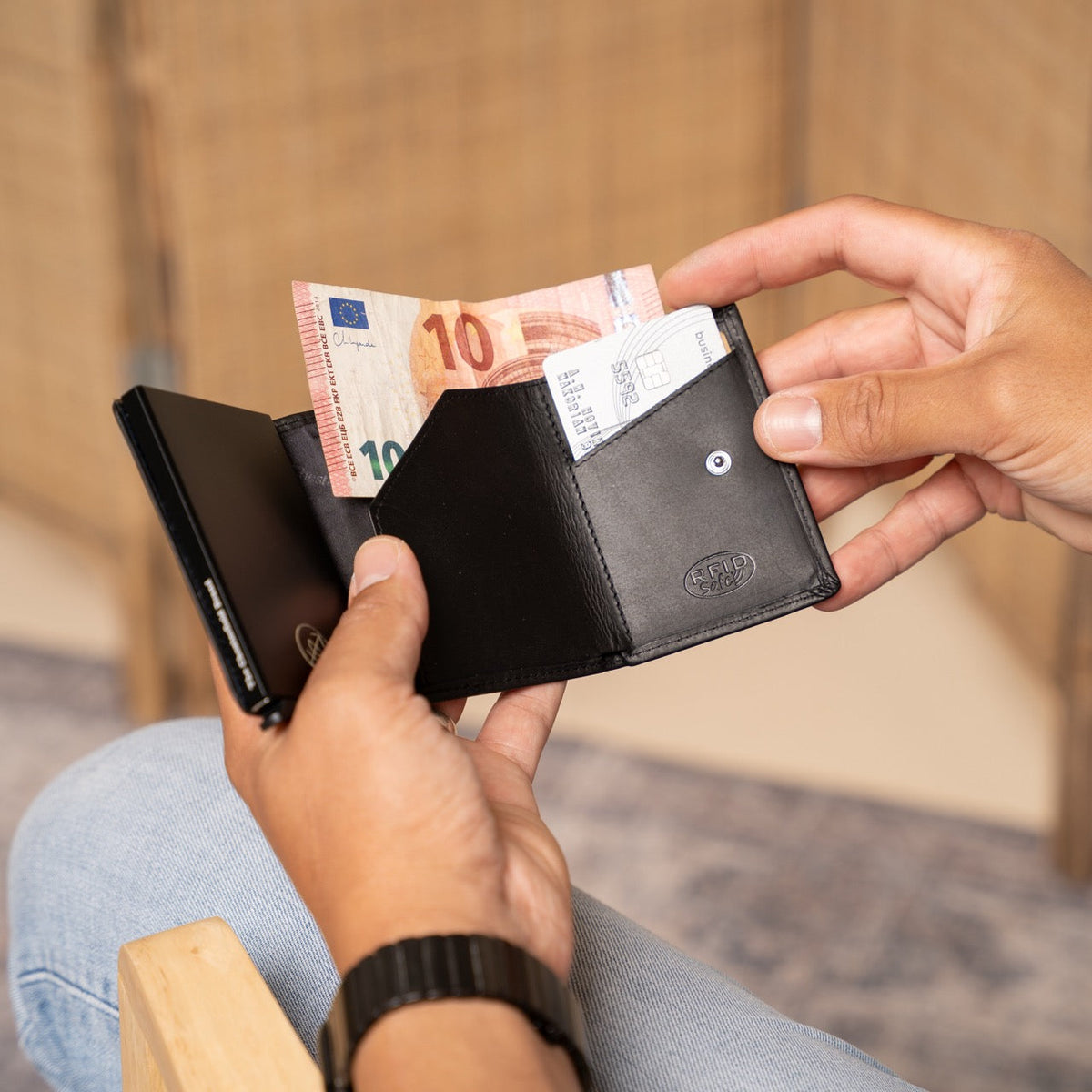 Palma Full-Grain Leather Card Holder para Mujer - Structured Side Profile Showing Gusset Depth &amp; Expansion Capacity