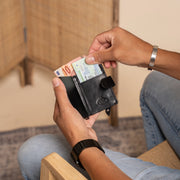 Prague Full-Grain Leather Card Holder para Mujer - Structured Side Profile Showing Gusset Depth &amp; Expansion Capacity