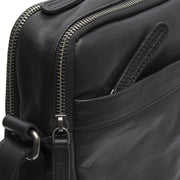 Solid Antique Brass Hardware &amp; Heavy-Duty Dual Zipper Detail on Alva Full-Grain Leather Crossbody Bag para Hombre