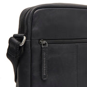 
Solid Antique Brass Hardware & Heavy-Duty Dual Zipper Detail on Anzora Bandolera de cuero flor