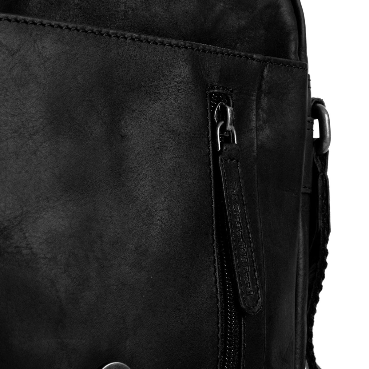 
Solid Antique Brass Hardware & Heavy-Duty Dual Zipper Detail on Remy Bandolera de cuero flor