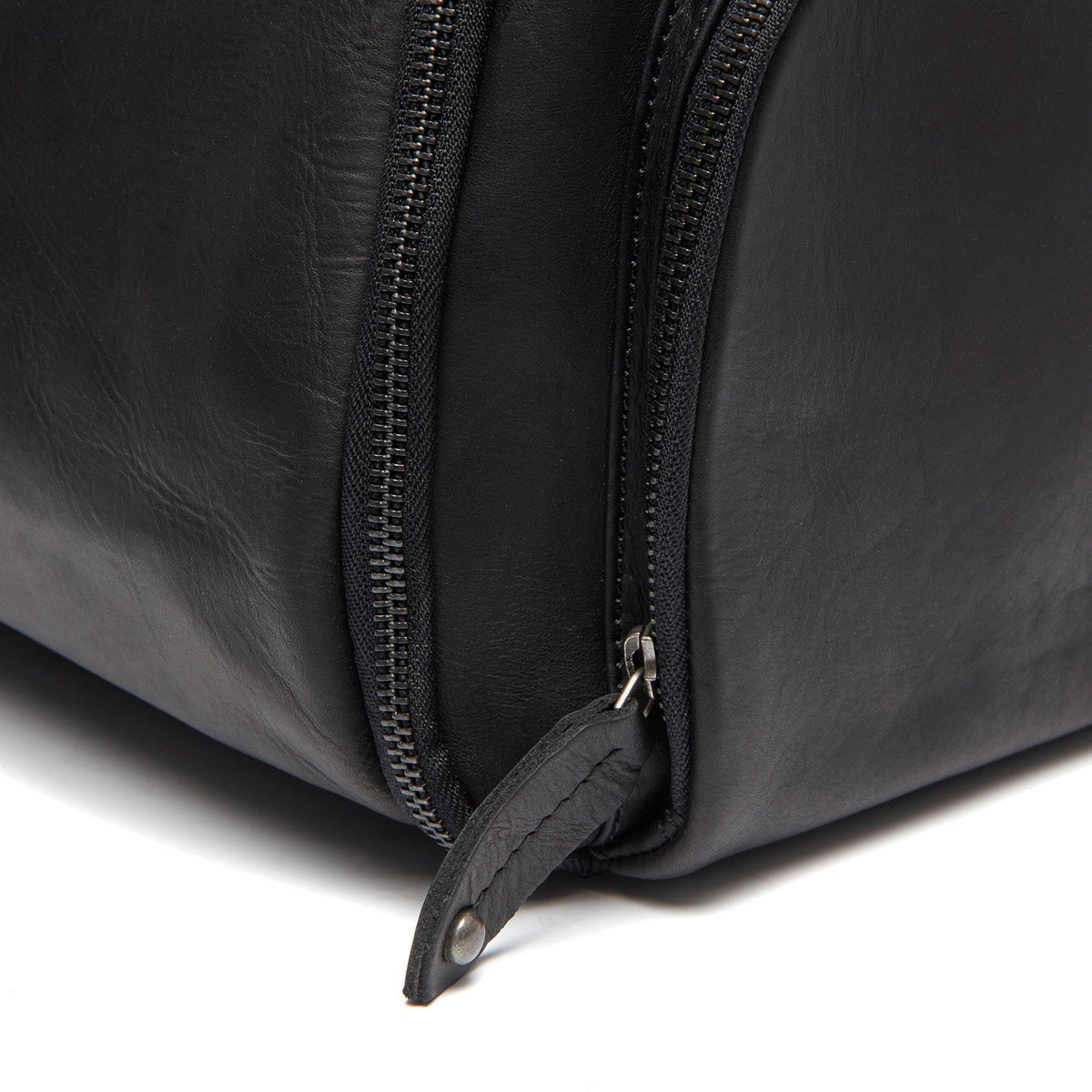 Leather Garment Bag Finlay - Vista de perfil lateral con corte ergonómico de manga