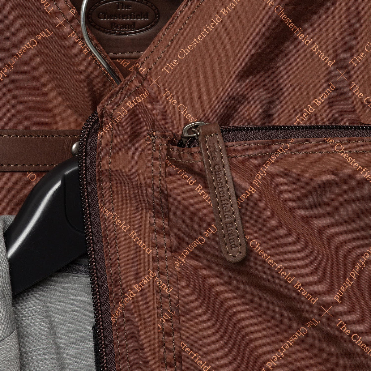 
Vista interior Showing Quilted Viscose Lining & Dos bolsillos interiores de utilidad
