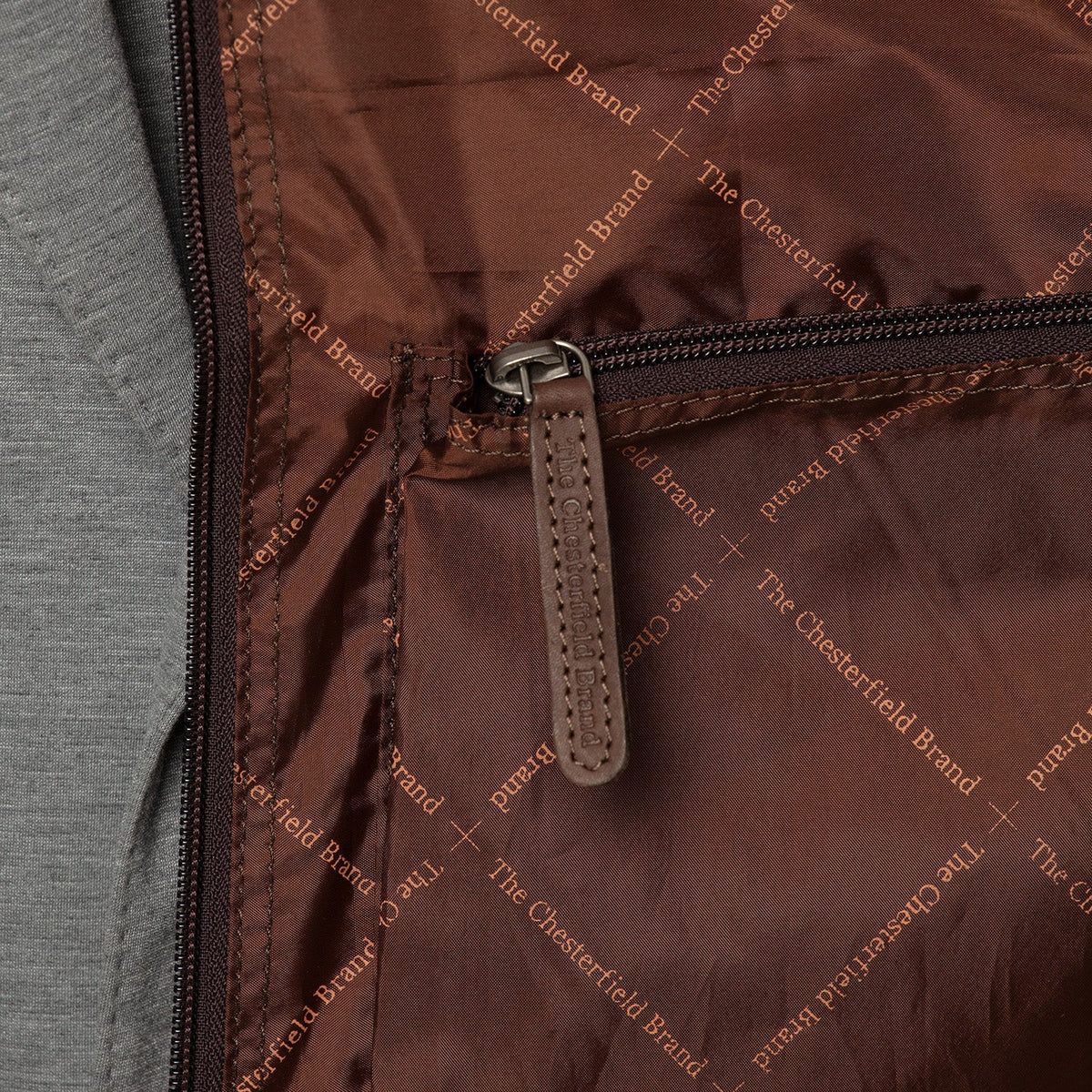 
Perspectiva del modelo vistiendo Leather Garment Bag Josh en modelo con caída natural bajo luz de día