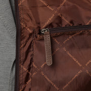 
Perspectiva del modelo vistiendo Leather Garment Bag Josh en modelo con caída natural bajo luz de día