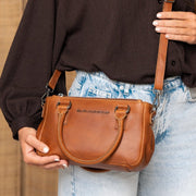 
Perspectiva del modelo vistiendo Fenja Bolso de mano de cuero flor en modelo con caída natural bajo luz de día