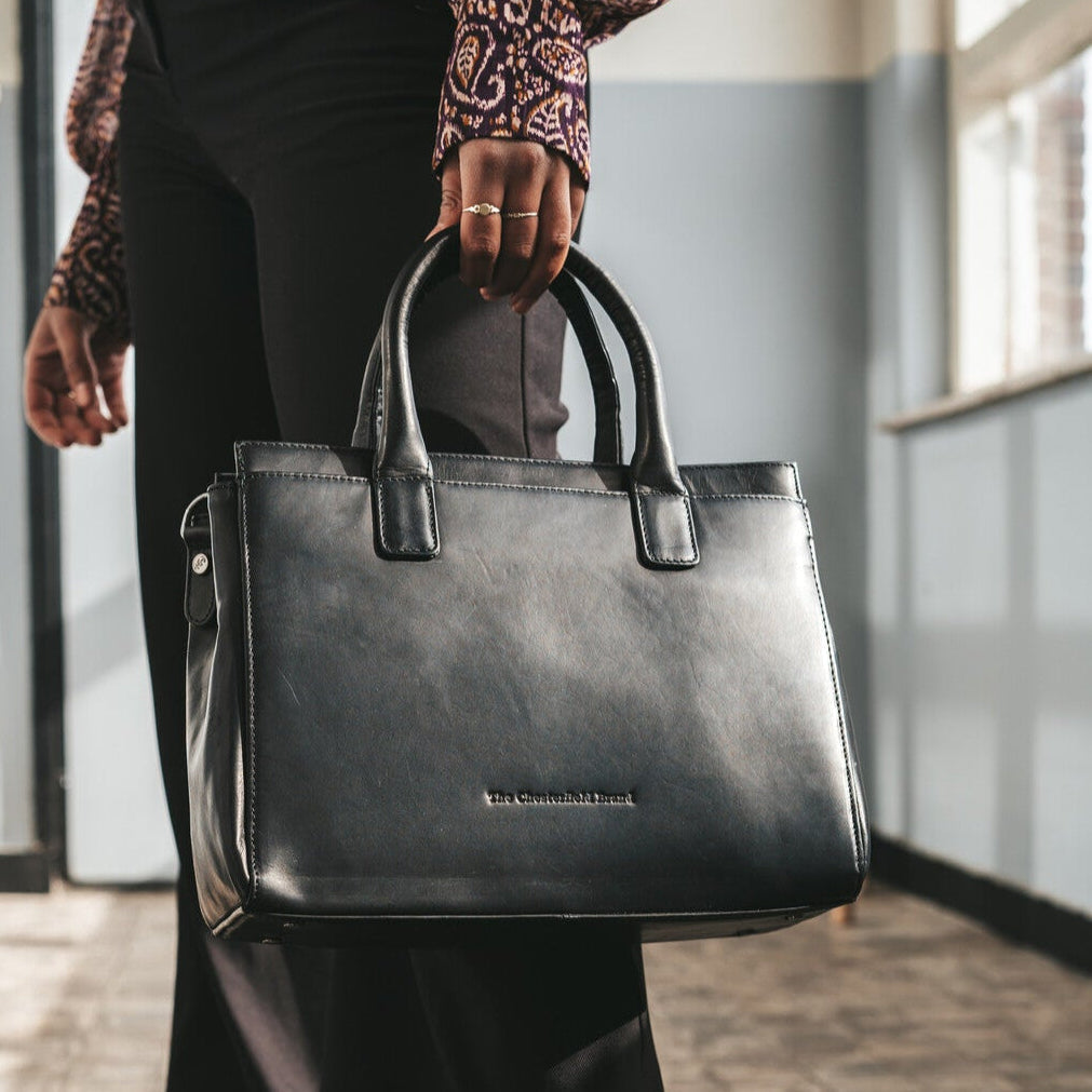 Classic 100% Full-Grain leather Goods - Vista trasera con ajuste entallado en hombros y bajo impecable