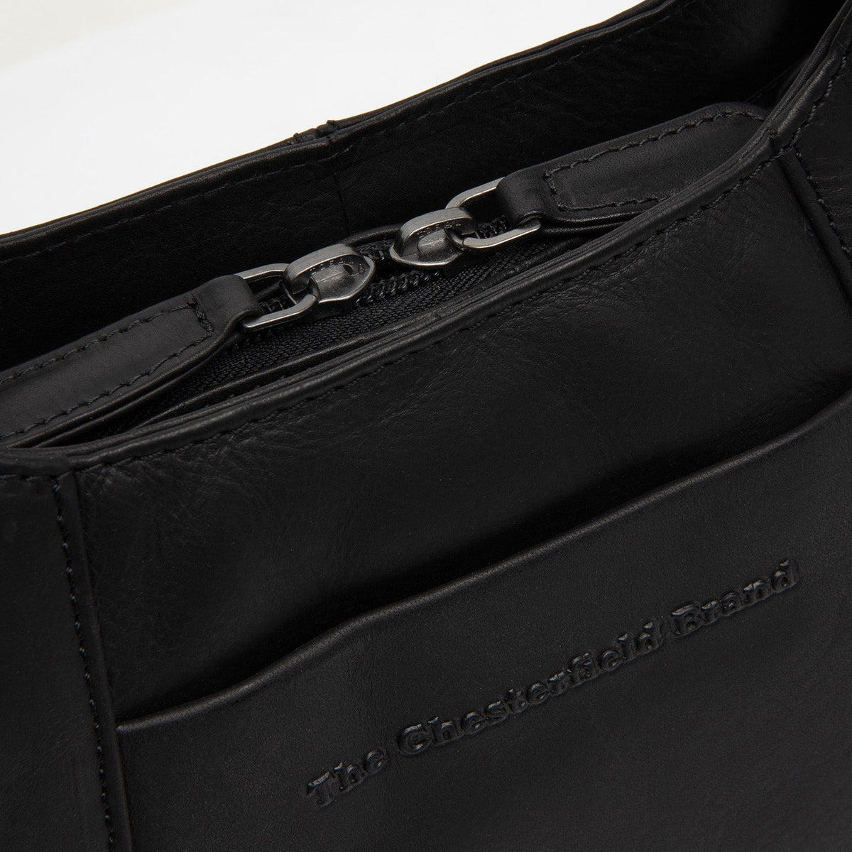 
Classic 100% Full-Grain leather Goods - Vista posterior con hombros definidos y bajo impecable