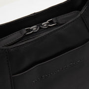 
Classic 100% Full-Grain leather Goods - Vista posterior con hombros definidos y bajo impecable