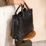 Classic 100% Full-Grain leather Goods - Vista trasera con ajuste entallado en hombros y bajo impecable