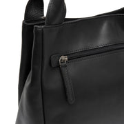 Detalle de cerca of Classic Collar &amp; Heavy-Duty Zipper Hardware on Tenara Full-Grain Leather Handbag para Mujer