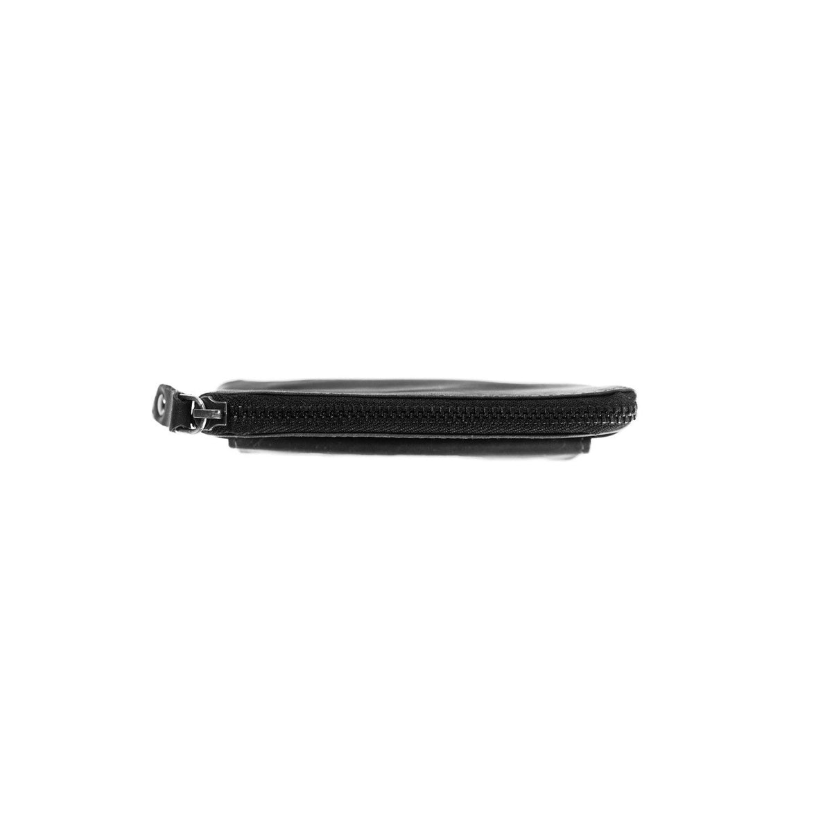 Detalle de cerca of Classic Collar &amp; Heavy-Duty Zipper Hardware on Oliver Full-Grain Leather Key Case para Mujer