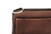 Styled Fit Perspective of Oliver Full-Grain Leather Key Case para Mujer on Model - Natural Daylight Drape