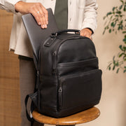Austin Full-Grain Leather Laptop Backpack para Mujer - Structured Side Profile Showing Gusset Depth &amp; Expansion Capacity