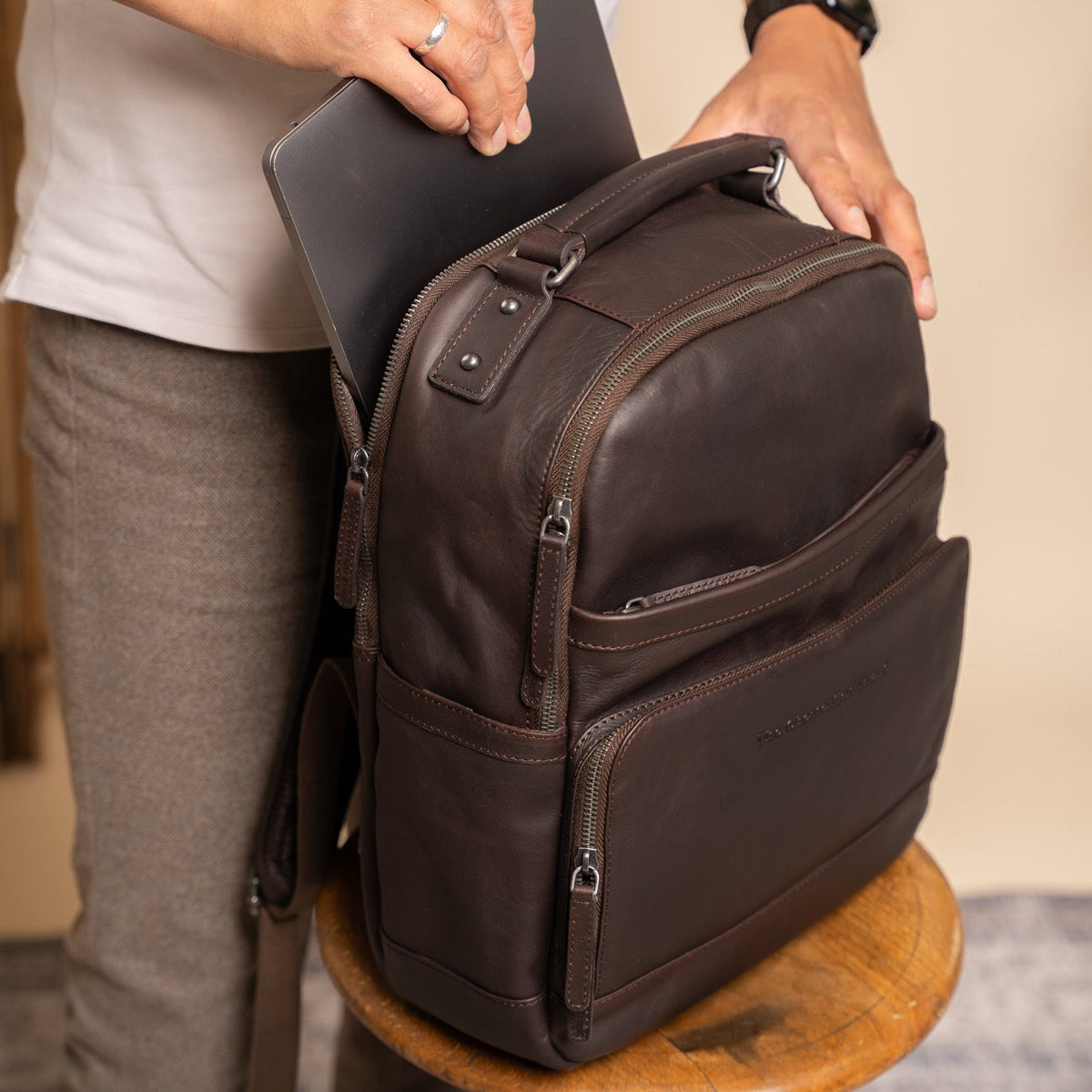Austin Full-Grain Leather Laptop Backpack para Mujer – Vista alternativa del producto 3