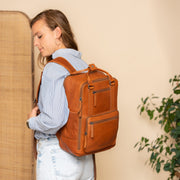 Calden Full-Grain Leather Laptop Backpack para Mujer – Vista alternativa del producto 3
