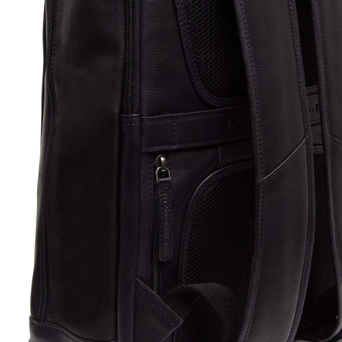 Solid Antique Brass Hardware &amp; Heavy-Duty Dual Zipper Detail on Detroit Full-Grain Leather Laptop Backpack para Mujer