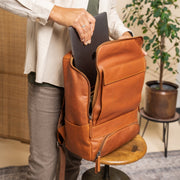 Rich Full-Grain Leather Laptop Backpack para Hombre – Vista alternativa del producto 3