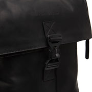 
Solid Antique Brass Hardware & Heavy-Duty Dual Zipper Detail on Savona Mochila de cuero flor para portátil