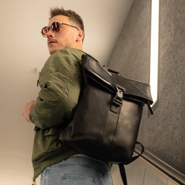 
Classic 100% Full-Grain leather Backpack - Perspectiva trasera con correas de cuero reforzadas