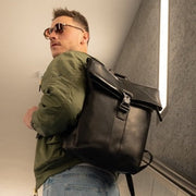 
Classic 100% Full-Grain leather Backpack - Perspectiva trasera con correas de cuero reforzadas