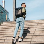 
Savona Mochila de cuero flor para portátil - Perfil lateral estructurado con profundidad de fuelle