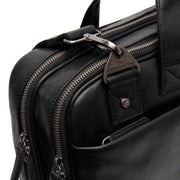 
Solid Antique Brass Hardware & Heavy-Duty Dual Zipper Detail on Iseo Maletín para portátil de cuero flor