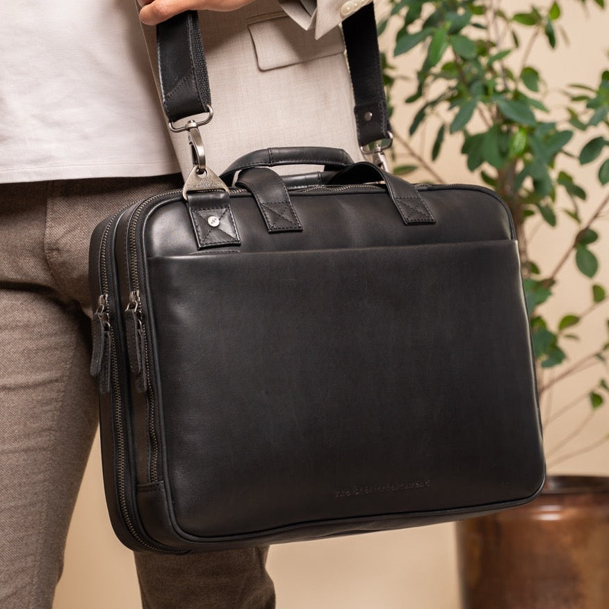 
Classic 100% Full-Grain leather Briefcase - Perspectiva trasera con correas de cuero reforzadas
