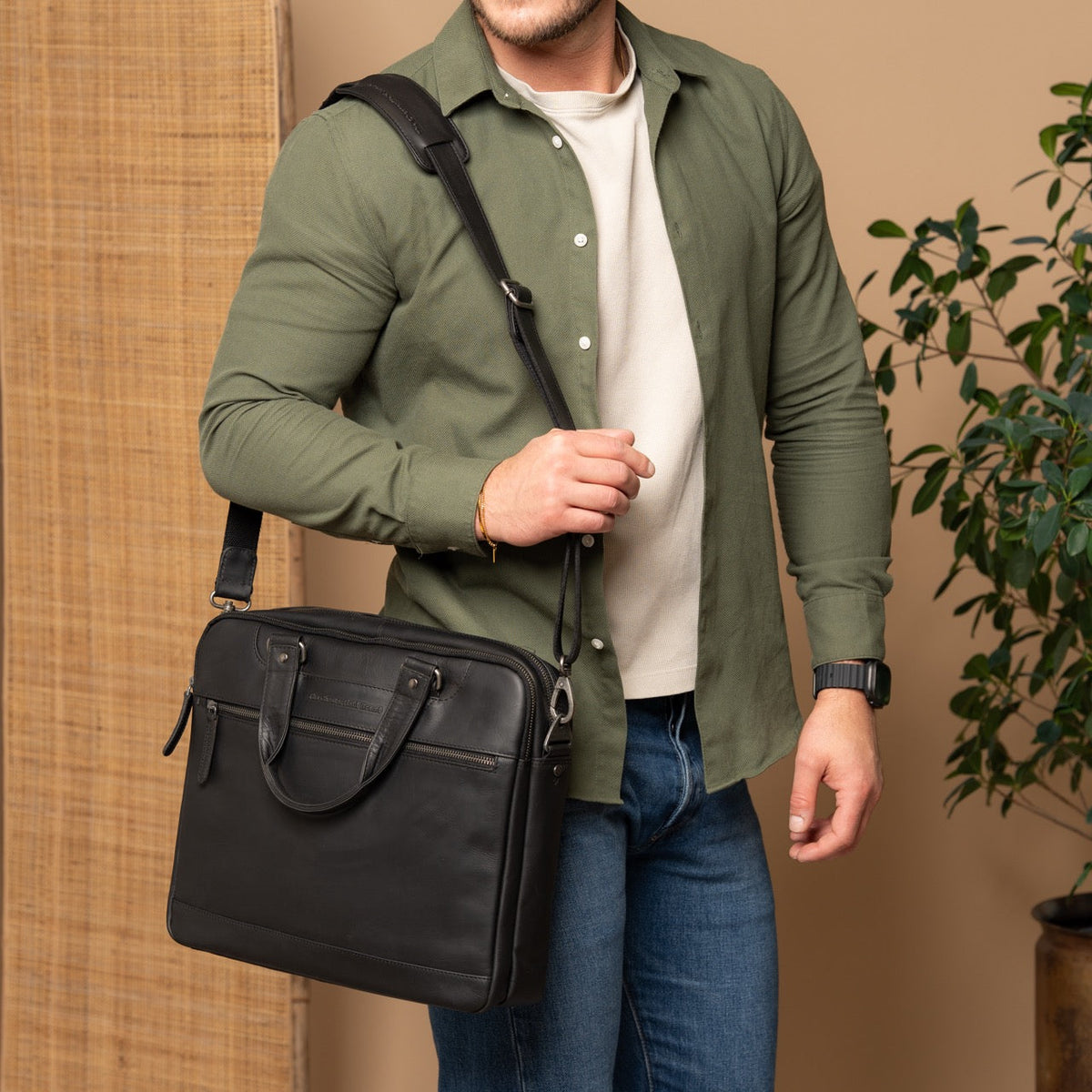 Montara Full-Grain Leather Laptop Bag para Mujer - Structured Side Profile Showing Gusset Depth &amp; Expansion Capacity